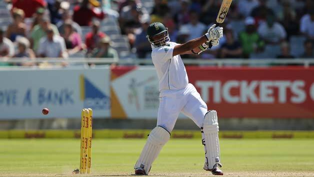 Vernon-Philander-of-South-Africa-bats-during-day-3-of-the-third-test-match-between-South-Afri