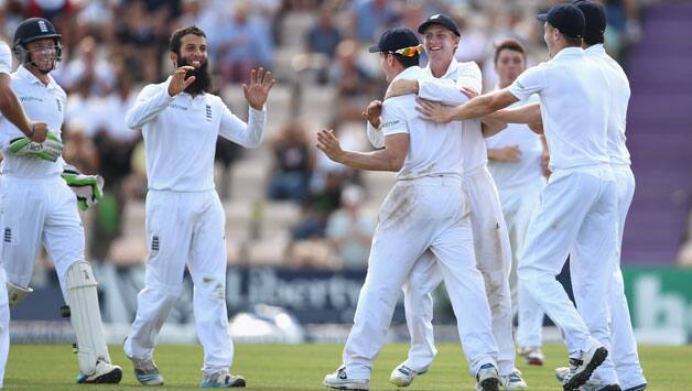 England-sub-fielder-Sean-Terry-(c)-is-congratulated-after-catching-out-India-batsman-Ajinkya-Rahane22