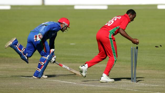Zimbabwe's Shingirai Masakadza (R) attempts to run Afghanistan's Samiullah Shenwari in the third ODI at Bulawayo © AFP