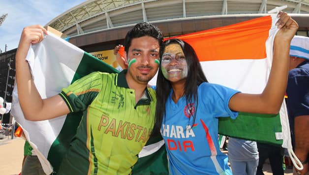 Pakistan-and-India-supporters-pose-with-