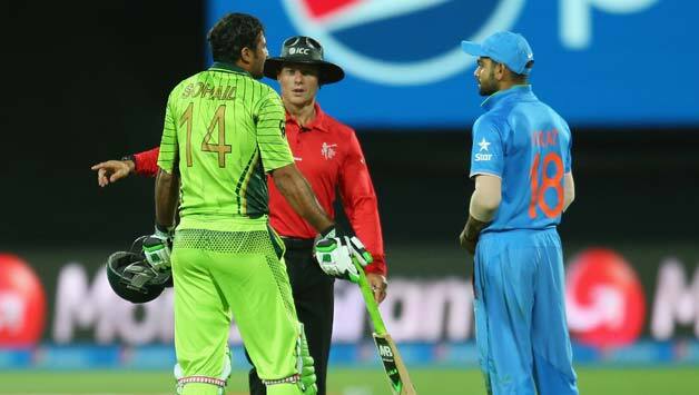 Sohail Tanvir (left) exchanges words with Virat Kohli © Getty Images