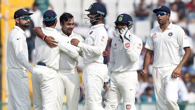 Amit Mishra cleaned up AB de Villiers for the second time in the Test © AFP