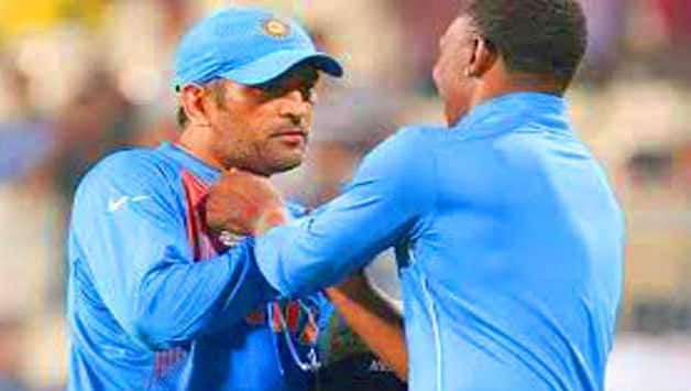 MS Dhoni’s collar grabbed by Dwayne Bravo during India vs ... - 628 x 355 jpeg 20kB