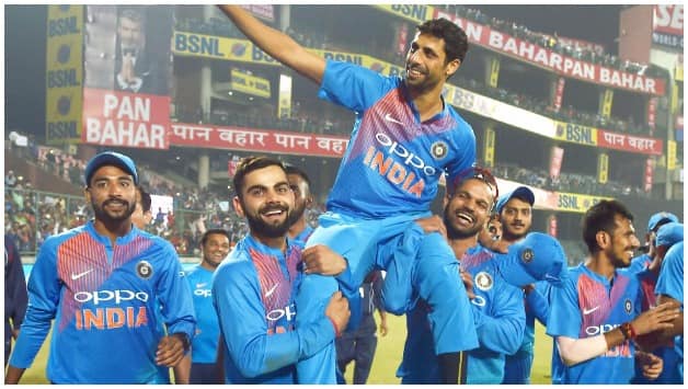 Nehra's Delhi teammates, Kohli and Dhawan, lift the veteran on their shoulders during the lap of honour © PTI