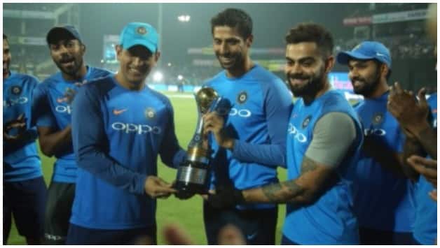 India team members felicitate Ashish Nehra before the match © ICC Twitter
