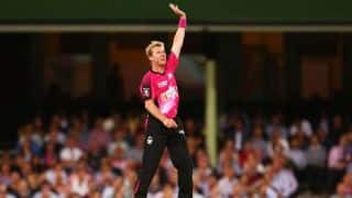 Brett Lee's delivery breaks Simmons' bat Brett Lee's delivery breaks Simmons' bat