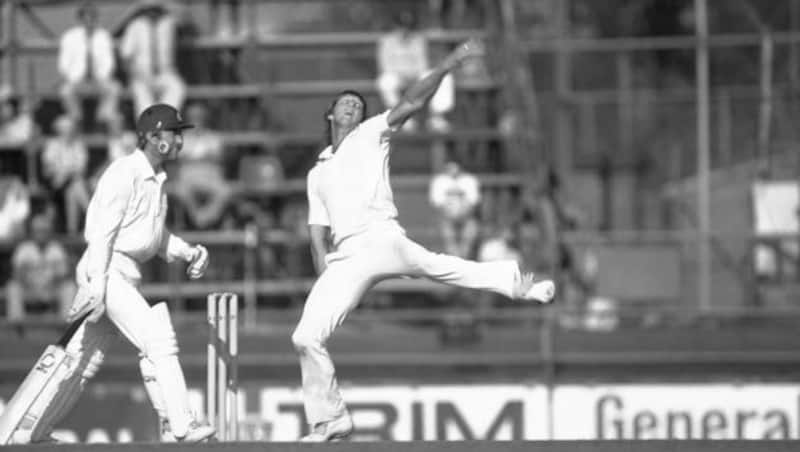 The famous slingshot action of Jeff Thomson that terrorized batsmen &copy; Getty Images