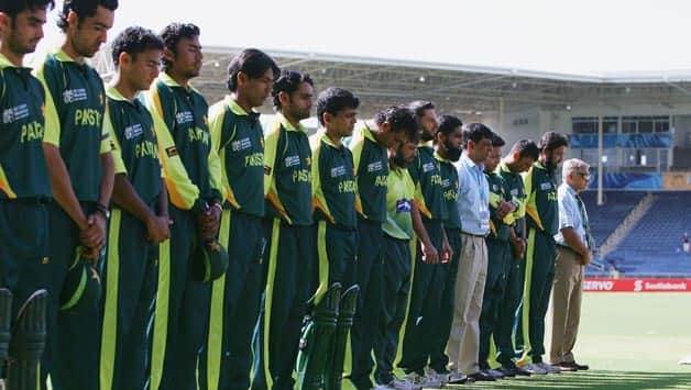 Pakistan cricket team (including manager Talat Malik) observe a minute's-silence with teammates in Bob Woolmer's memory © Getty Images