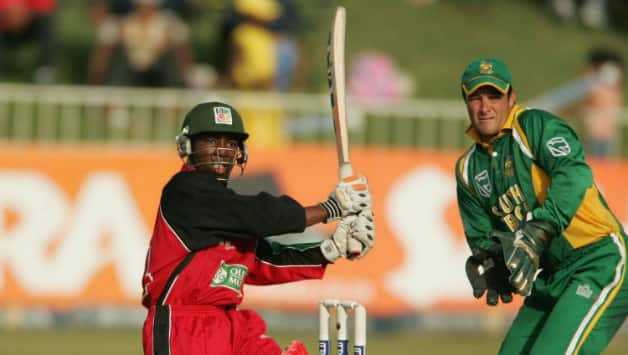 TatendaTaibu pulls in the second ODI against South Africa at Sahara Stadium, Kingsmead on February 27, 2005 in Durban © Getty Images