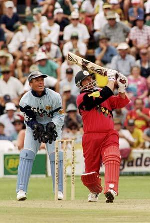 Despite being a hard-hitting batsman, Dave Houghton had the ability to show great resilience © Getty Images