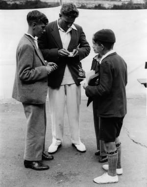 Arthur Fagg signing autographs © Getty Images