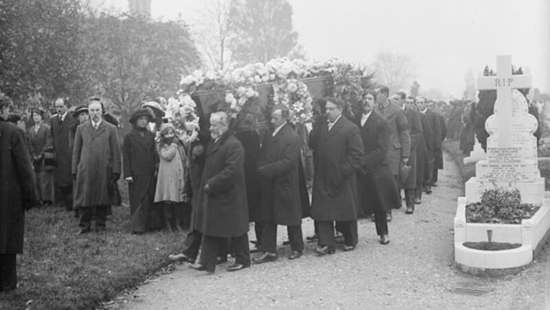 October 23, 1915: WG Grace is carried to his final resting place &copy; Getty Images