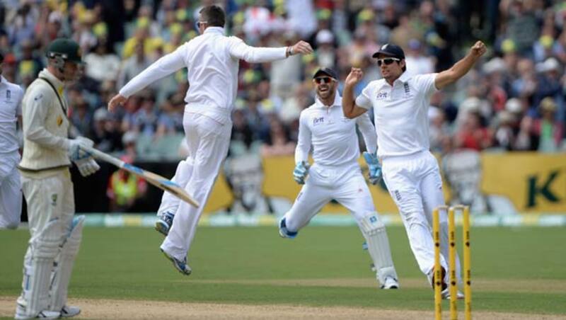 Graeme Swann celebrates the wicket of Chris Rogers &Acirc;&copy; Getty Images