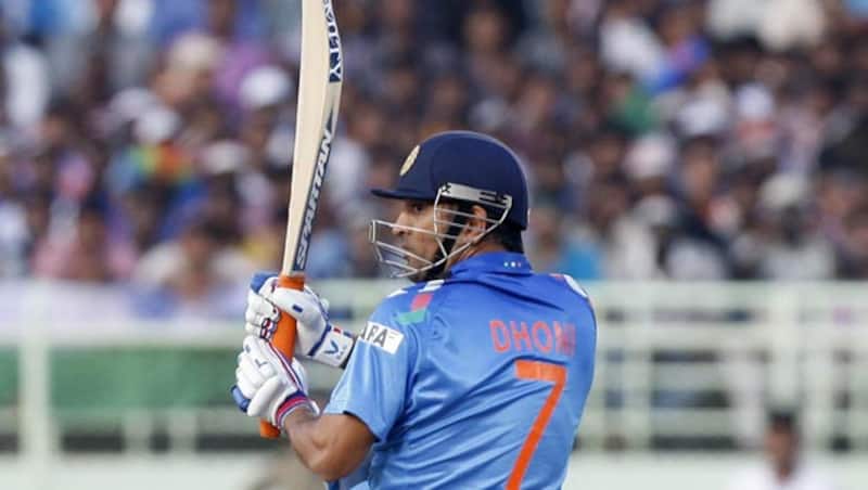 MS Dhoni is fighting hard in the centre © IANS (File Photo)