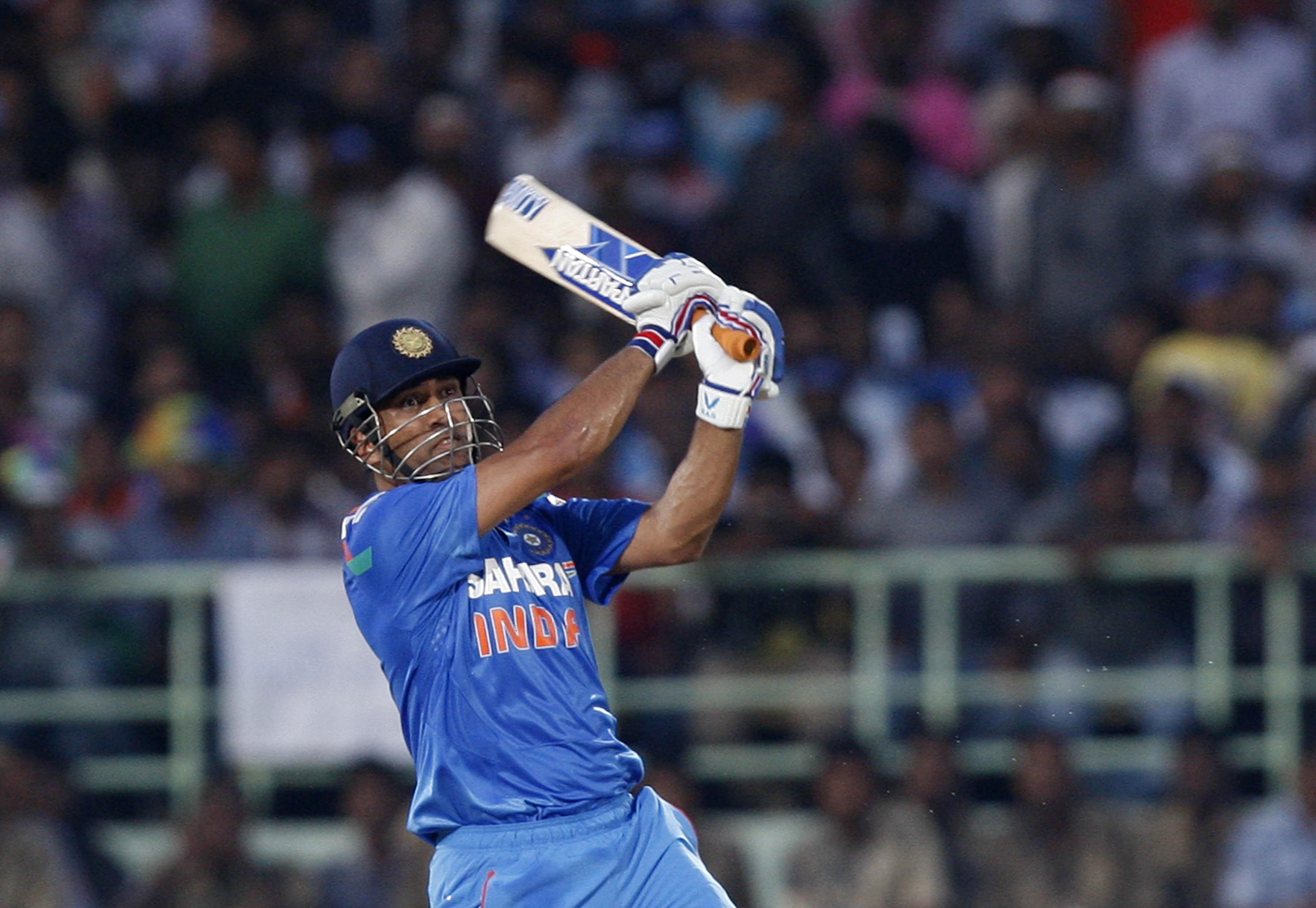 MS Dhoni strikes bat deal worth 25 crores - Cricket Country