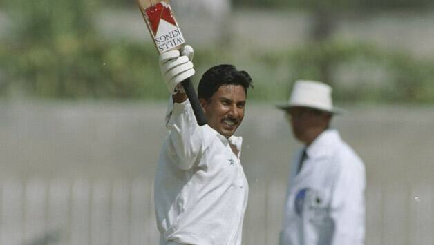 Salim-Malik-of-Pakistan-reaches-his-double-century-during-his-innings-if-237-in-the-second-test-against-2.jpg