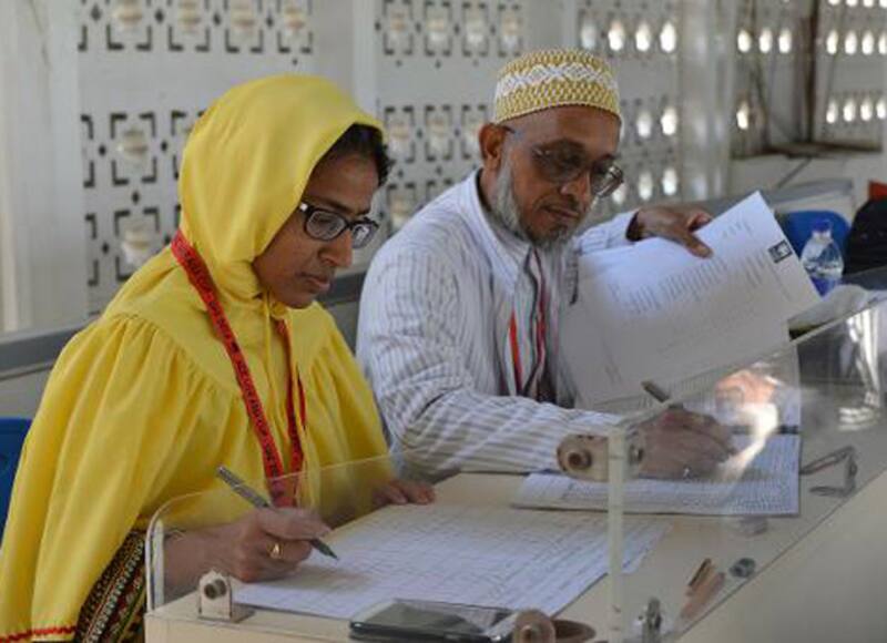 Nafisa (left) and wife Hakim Jariwala write down the scores in the third and final Test between Pakistan and Sri Lanka at the Sharjah International Cricket Stadium on January 16, 2014 &Acirc;&copy; AFP 