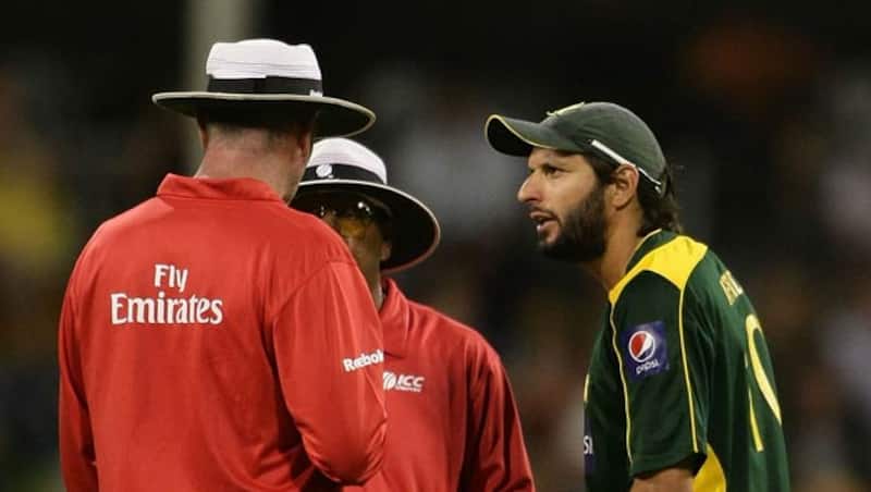 On-field umpires Asoka de Silva and Paul Reiffel speak to Shahid Afridi (right) &Acirc;&copy; Getty Images