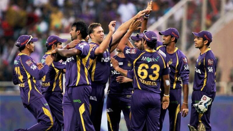 Jacques-Kallis-celebrates-a-wicket-with-Kolkata-team