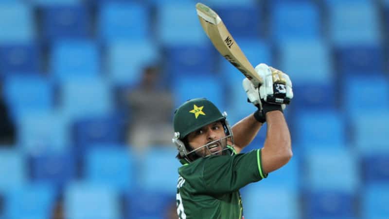 Shahid Afridi was bowled for 6 &copy; Getty Images