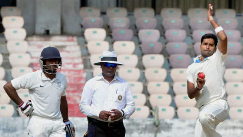 R Vinay Kumar took six wickers for Karnataka on Day One &copy; PTI (File Photo)