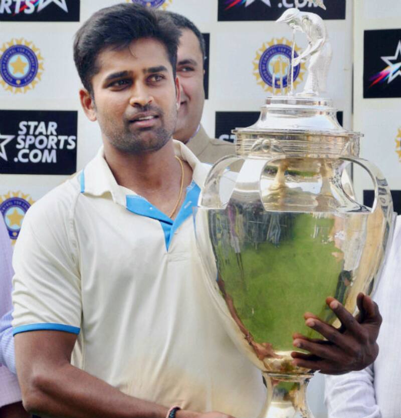R Vinay Kumar reached a landmark 300 first-class wickets in the final © PTI
