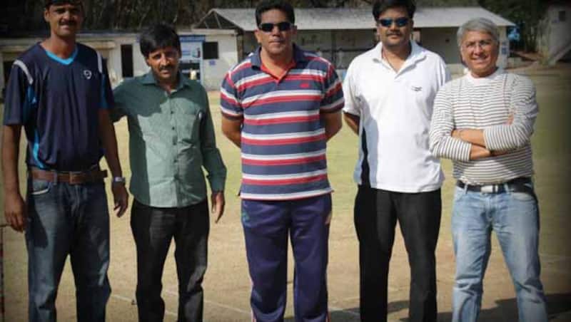 Surendra Bhave (centre)