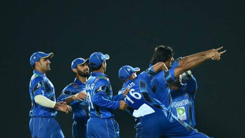 Afghanistan-cricketer-Shapoor-Zadran-(2R)-celebrates-with-teammates-the-dismissal-of-Bangladeshi-batsman-Shamsur-Rahman-during-the-fifth-match-of-the-Asia-Cup