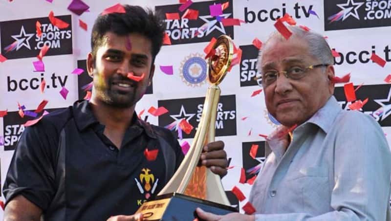 Karnataka captain R Vinay Kumar (left) receives the Vijay Hazare Trophy from CAB President Jagmohan Dalmiya &copy; IANS