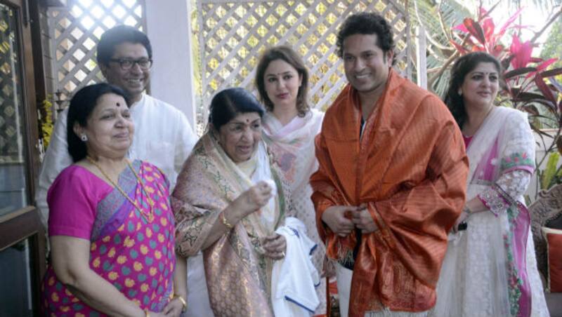 MNS chief Raj Thackeray (back left) hosted Lata Mangeshkar (centre) and Sachin Tendulkar (second from right) at his residence in Mumbai on Sunday &Acirc;&copy; IANS