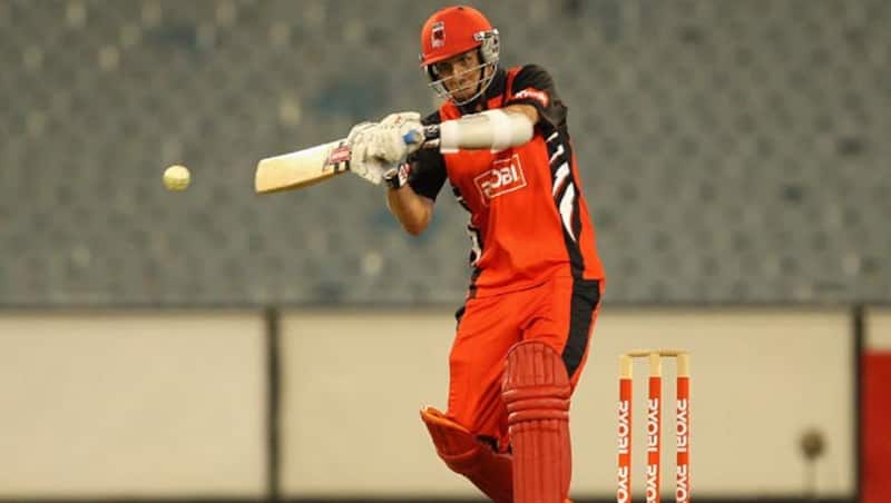 Tom-Cooper-of-the-Redbacks-plays-a-shot-during-the-Ryobi-One-Day-Cup-match-between