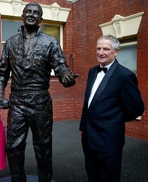 John Benaud next to brother Richie's statue © Getty Images