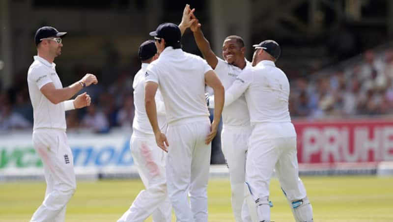 England celebrate after taking the first wicket against Sri Lanka © Getty Images