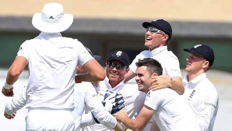 England struck twicce quickly post lunch but Murali Vijay and Ajinkya Rahane did well to see of the reverse swing and scored freely towards end of the session &copy; Getty Images