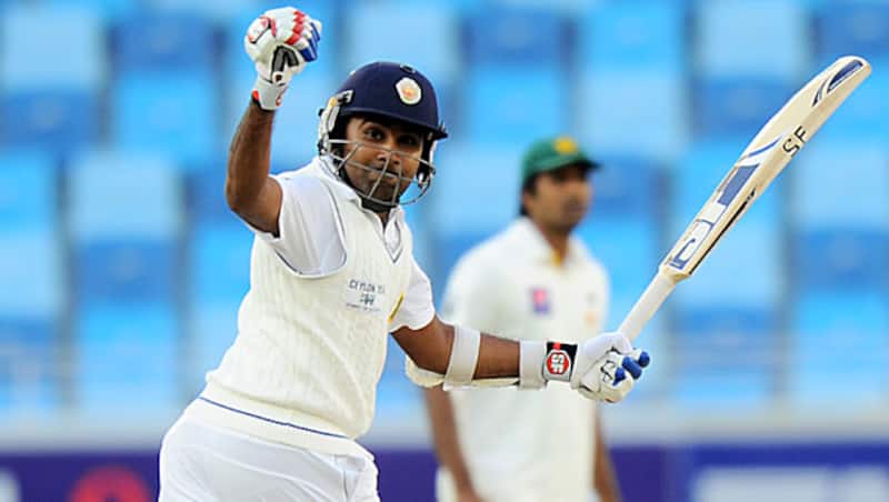 Mahela Jayawardene is unbeaten on 101 at tea © AFP (File photo)