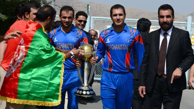 Nawroz Mangal (left) and Mohammad Nabi hold the ICC World Cup trophy © AFP