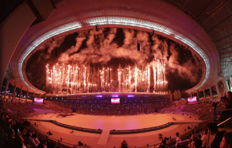 Schoolchildren from South Korea holding rings started first act of the evening © Getty Images