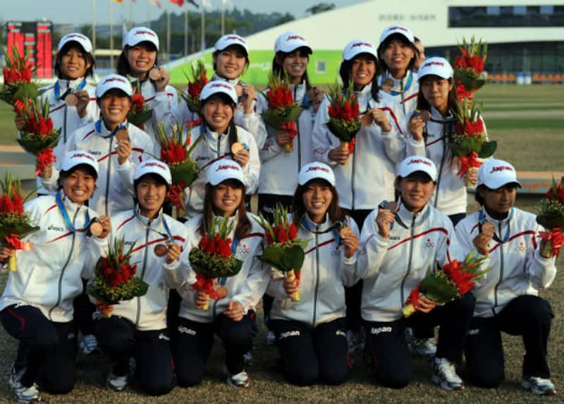 Japanese women cricketers pose with their Bronze medals which they won in 2010 © AFP