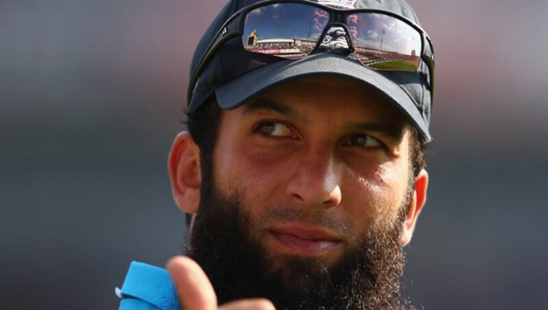 Moeen-Ali-of-England-ogives-the-thumbs-up