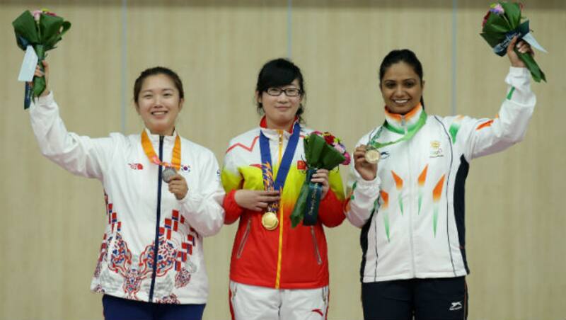 Shweta Chaudhry (right) with other medal winners &Acirc;&copy; Getty Images