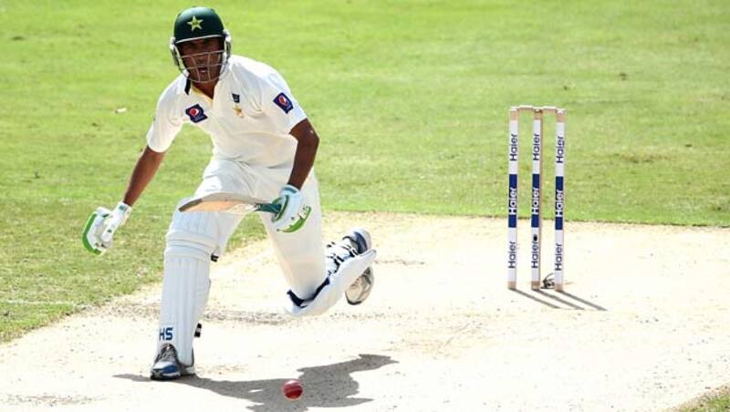 Younis Khan was unbeaten on 49 at tea &copy; Getty Images