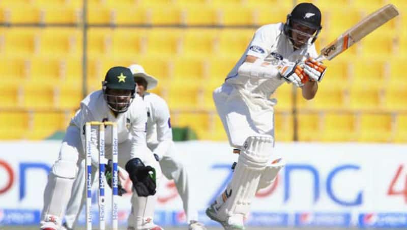 Tom Latham stands firm against Pakistan © Getty Images