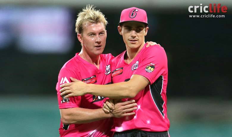 Brett Lee and Sean Abbott celebrate a wicket