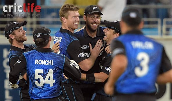 Daniel Vettori puts fitness talks to rest with a one-handed stunner