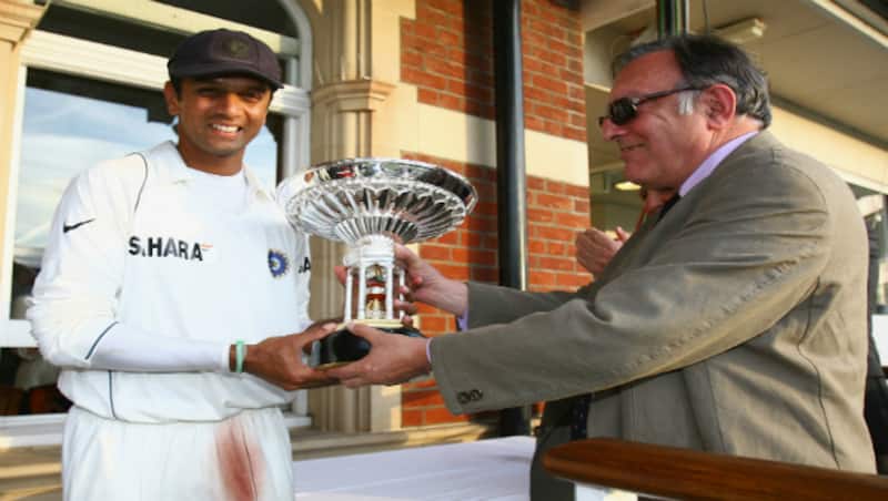 Tiger Pataudi presents Rahul Dravid with the Pataudi Trophy at The Oval, 2007 &Acirc;&copy; Getty Images