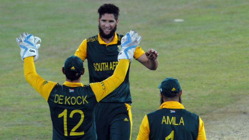 Wayne Parnell (centre) celebrates the dismissal of Jason Holder &Acirc;&copy; AFP