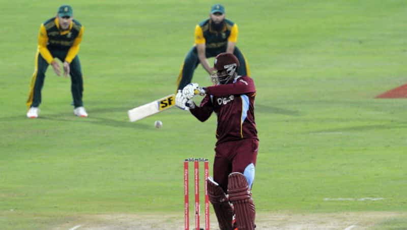 Dwayne Bravo (centre) plays a shot during his innings of 31 from 28 balls &Acirc;&copy; AFP