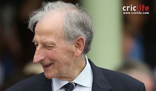 Bill Lawry’s batting frustrates a taxi driver!