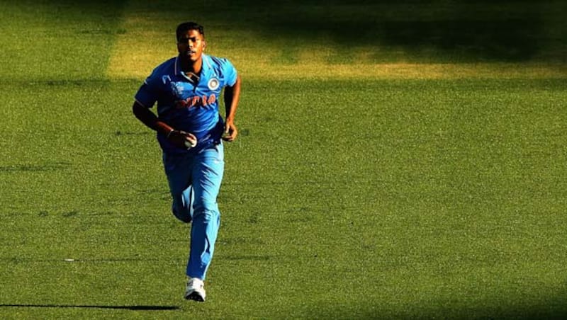 Umesh Yadav picked up two quick wickets in the 24th over to put Pakistan under pressure © Getty Images