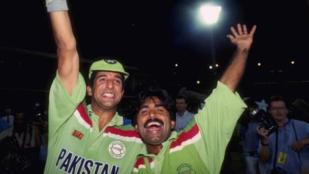 Wasim Akram (left) and Javed Miandad celebrate Pakistan's win © Getty Images